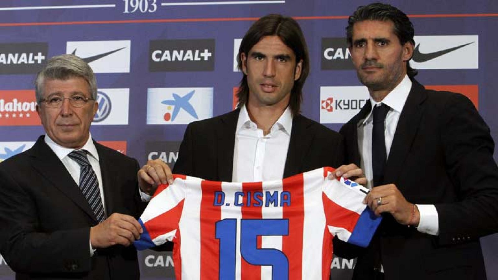 Domingo Cisma vuelve al Atlético de Madrid. El defensa lateral ha firmado por una temporada después del desvincularse del Racing de Santander.