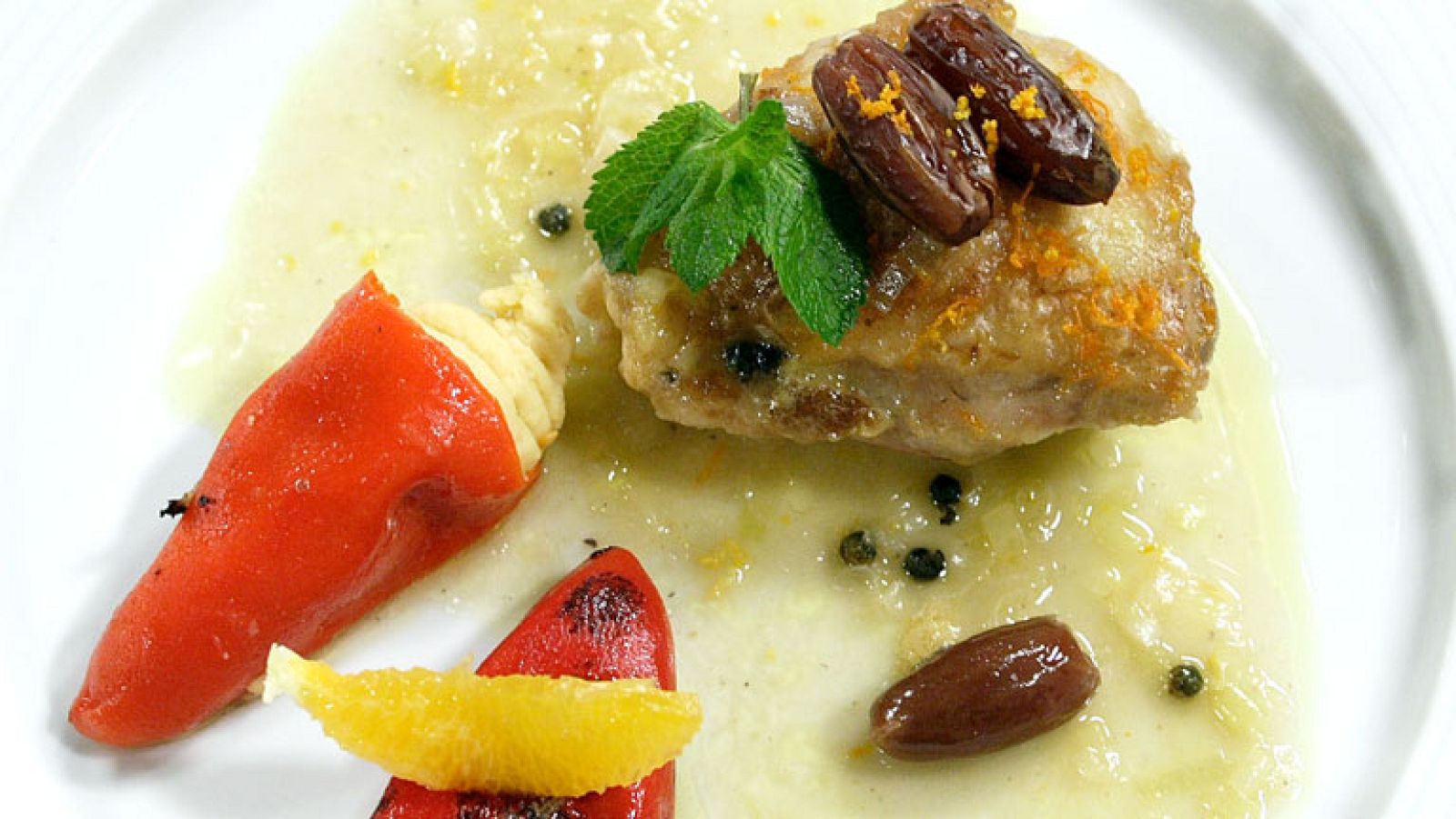 Contramuslos de pollo en salsa con piquillos rellenos