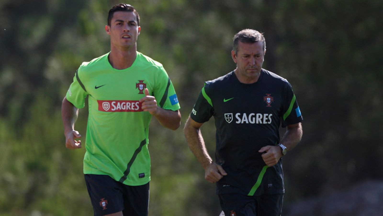 El tema de Cristiano se va diluyendo poco a poco. Después del comunicado del jugador pidiendo calma al madridismo, todo parece tranquilizarse. Incluso el propio Cristiano mejora de su lesión y se ha podido entrenar, por fin, con sus compañeros en la