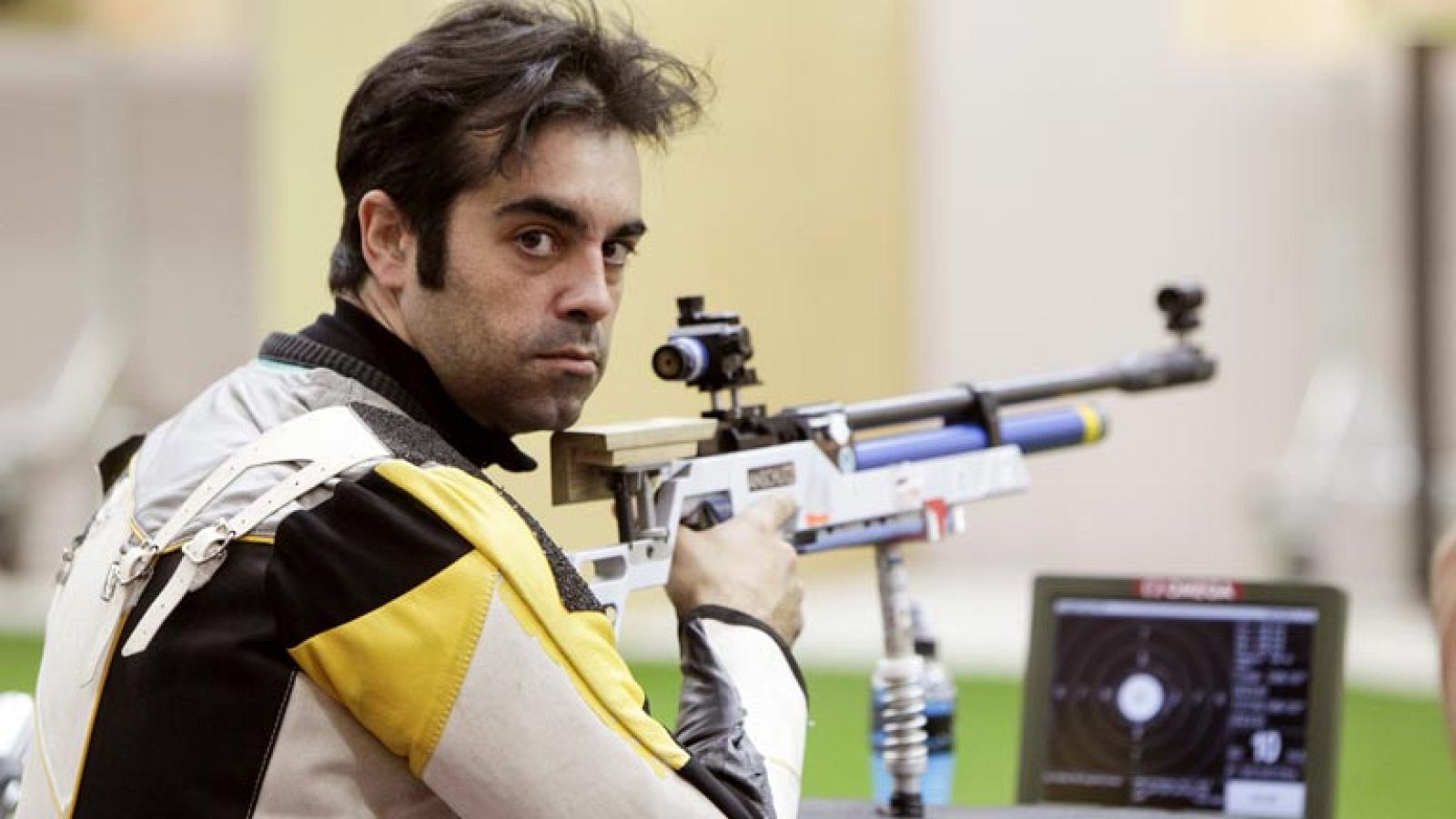 El tirador gallego hace historia al lograr la plata en los Juegos Paralímpicos de Londres 2012. Saavedra recibe a TVE y nos muestra su presea.