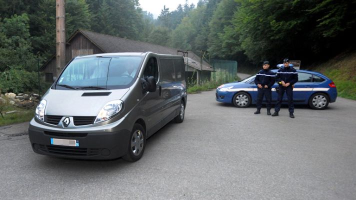 Telediario 1 - La Policía francesa investiga la muerte de cuatro personas a balazos en la región de los Alpes