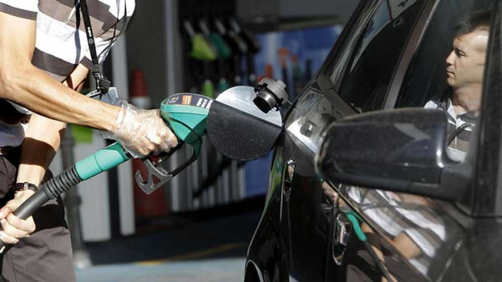 El gasóleo y la gasolina marcan nuevos máximos históricos tras la subida del IVA | Ver