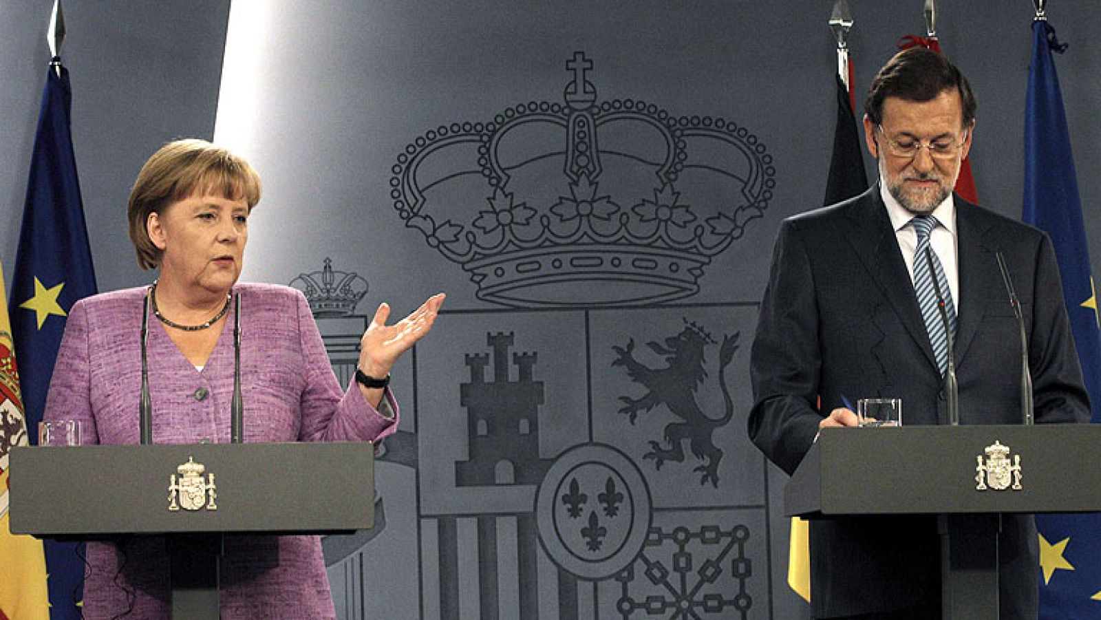 Merkel se confiesa "impresionada" por las reformas de Rajoy y dice que "vamos por la senda correcta" - Informativo 24h | Ver