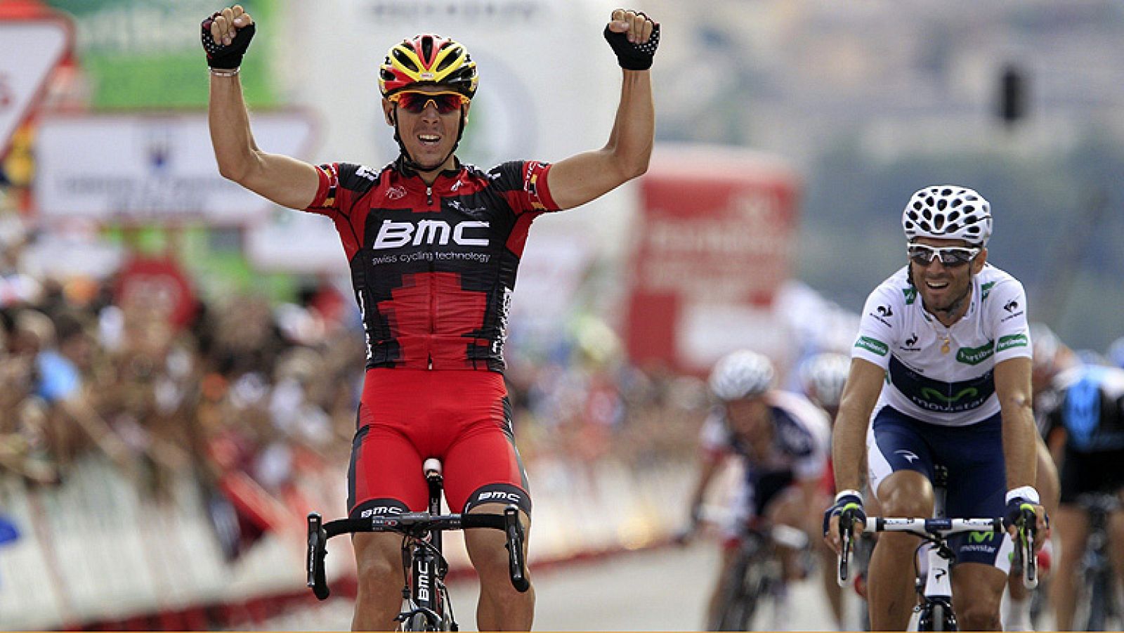 El corredor belga Philippe Gilbert, del BMC, se ha adjudicado la  decimonovena etapa de la Vuelta ciclista a España, disputada entre  Peñafiel y La Lastrilla sobre 178,4 kilómetros, por delante del  español Alejandro Valverde (Movistar) y Dani Moreno