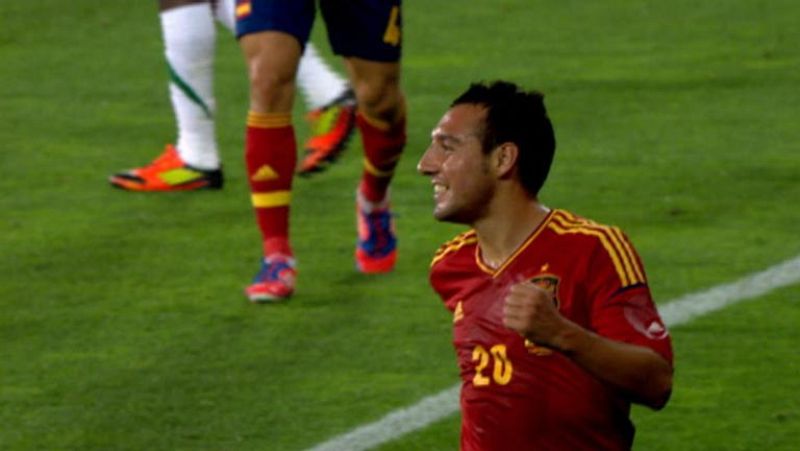 El extremo de la selección española remata a placer tras recoger un rechace del portero de Arabia Saudí a un disparo de Pedro.