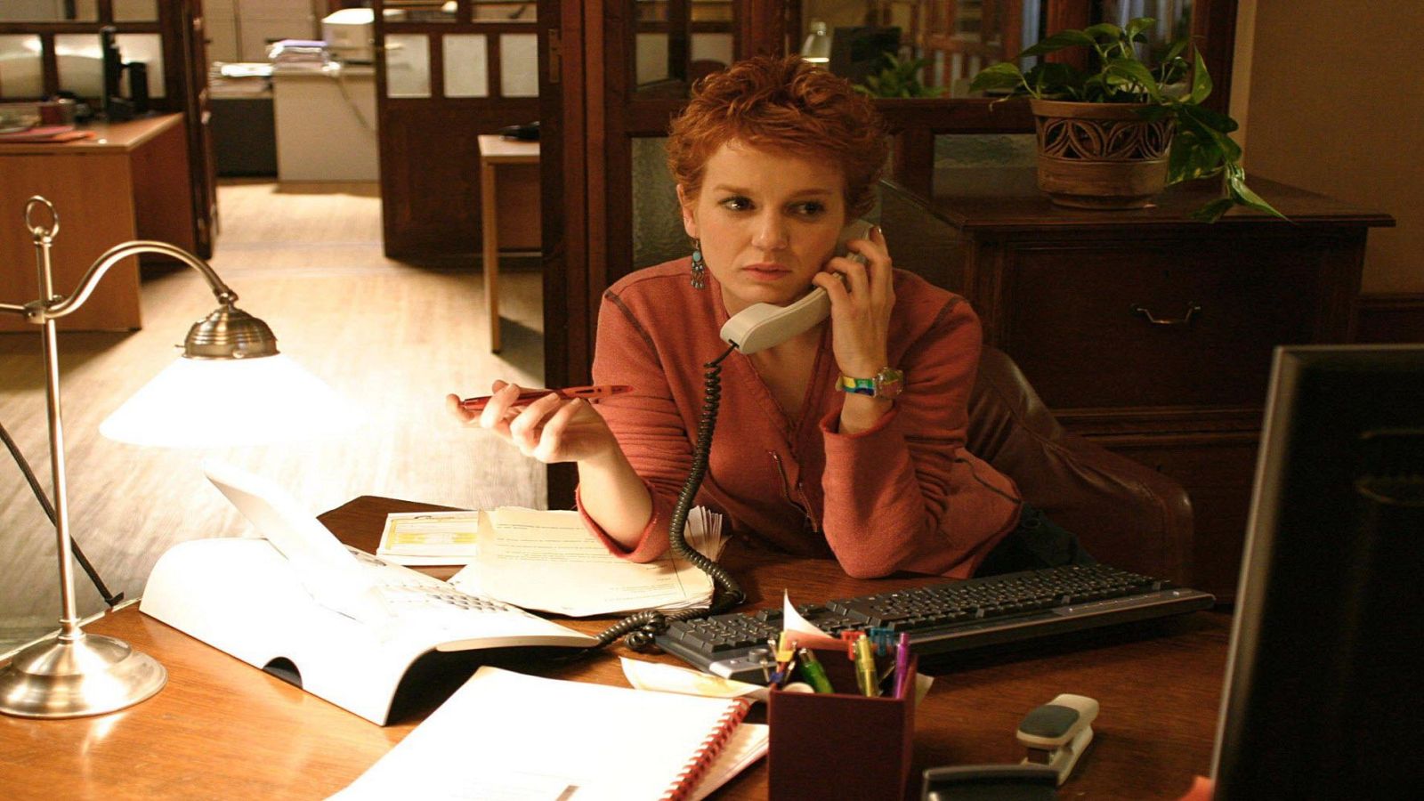 Al filo de la ley - Una mujer pública - Ver ahora