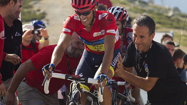 Vuelta ciclista a España - Contador baja de La Bola con la Vuelta bajo el brazo