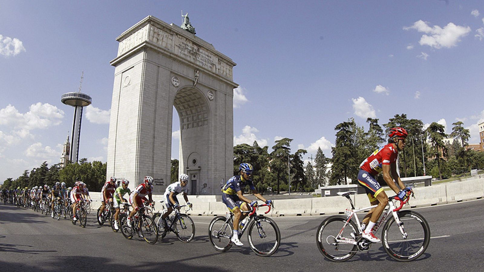 Es la última etapa de la Vuelta ciclista a España 2012 y como es tradición, será un homenaje a los corredores. El virtual vencedor, Alberto Contador, ha querido lucir el rojo en su bicicleta y en la de sus compañeros.