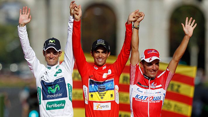 Vuelta ciclista a España - Valverde y 'Purito' escoltan a Contador en el podio de la Vuelta