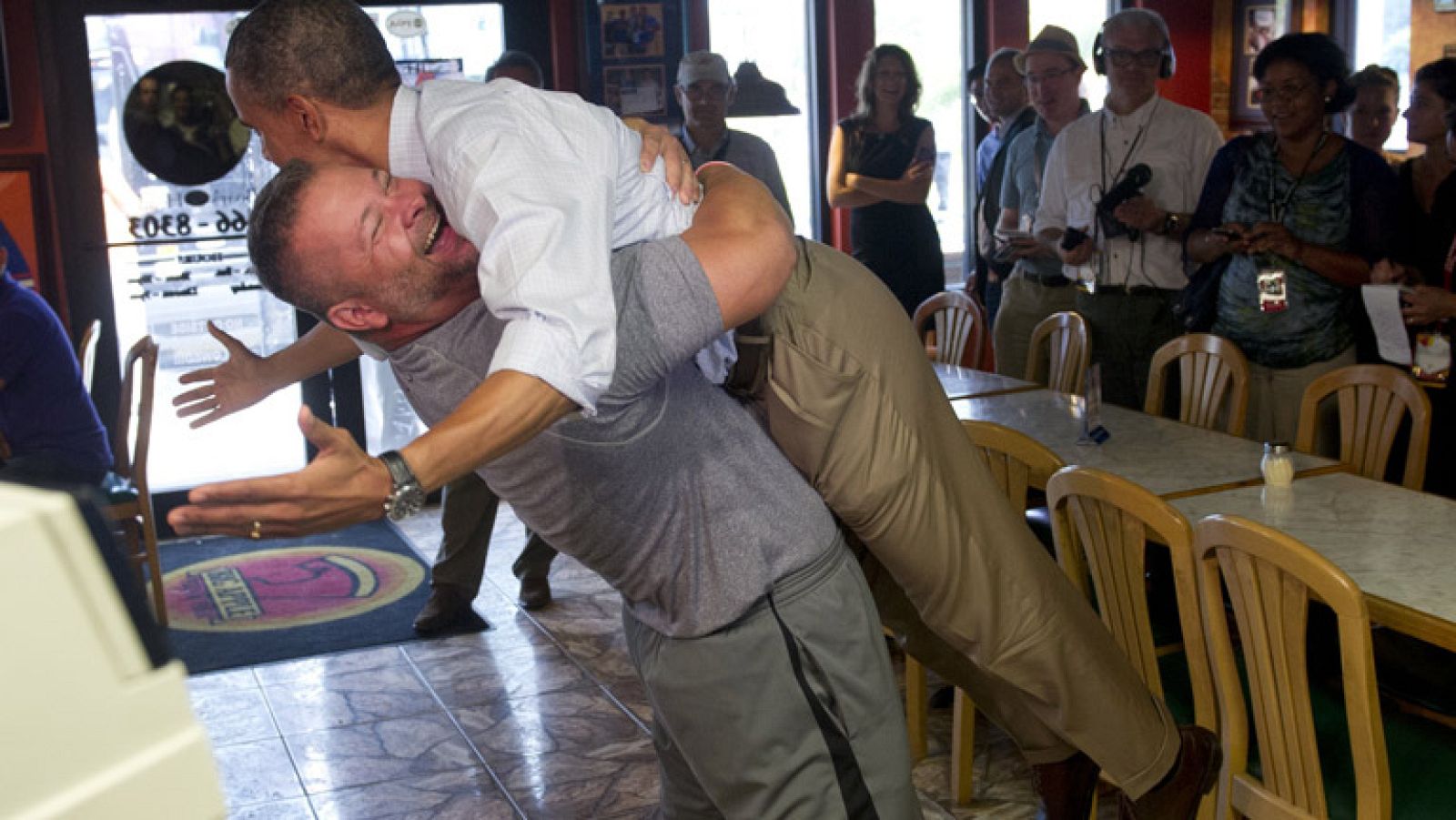 El presidente de Estados Unidos ha sido agasajado por el gigantesco propietario de una pizzería de Florida, al que ha visitado por su contribución a la comunidad local por su apoyo a las campañas de donación de sangre.