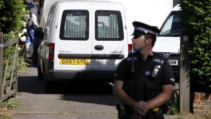 Telediario 1 - Registro en Londres de la casa de la familia asesinada el miércoles pasado en Francia