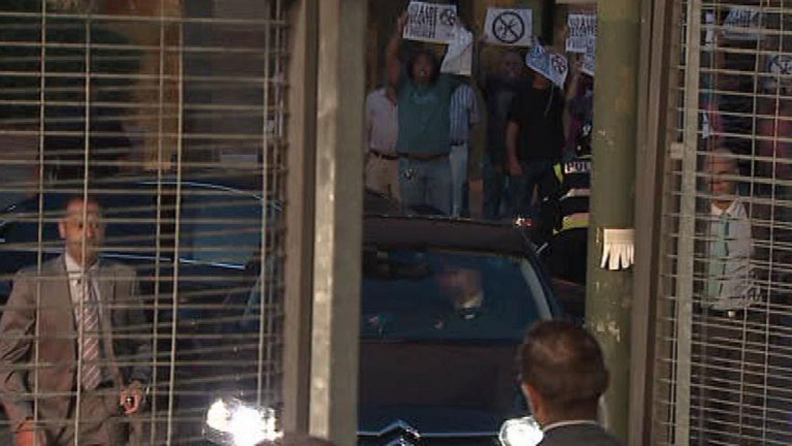 Rajoy, recibido con silbidos a su llegada a los estudios de TVE