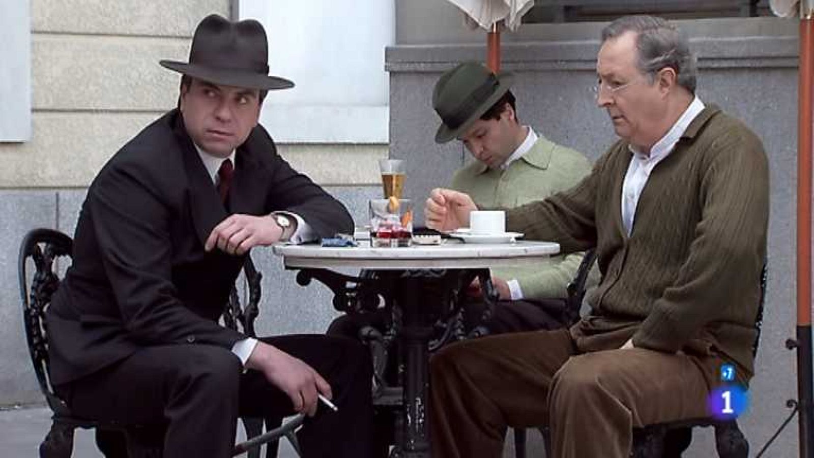 Amar en tiempos revueltos - T7 - Capítulo 210M - Cecilia, al enterarse de que su padre quiere hablar con los tíos en cuya casa Alberto supuestamente pernocta, quiere protegerlo - Ver ahora