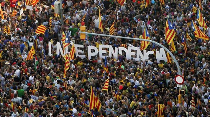 Telediario 1 - Cientos de miles de personas se manifiestan a favor de la independencia de Cataluña