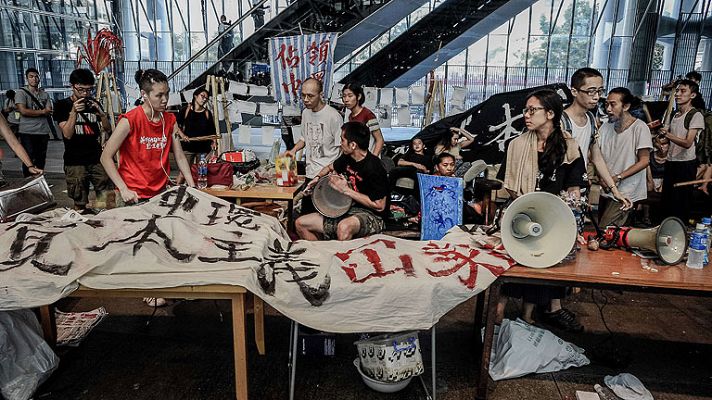 La 2 Noticias - El campamento del movimiento 'occupy' en Hong Kong desalojado tras 10 meses