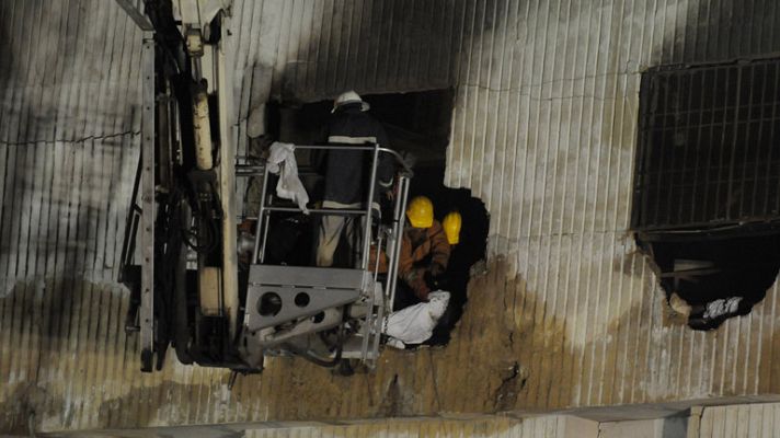 Telediario 1 - Un incendio en una fábrica textil de Pakistán causa decenas de muertos