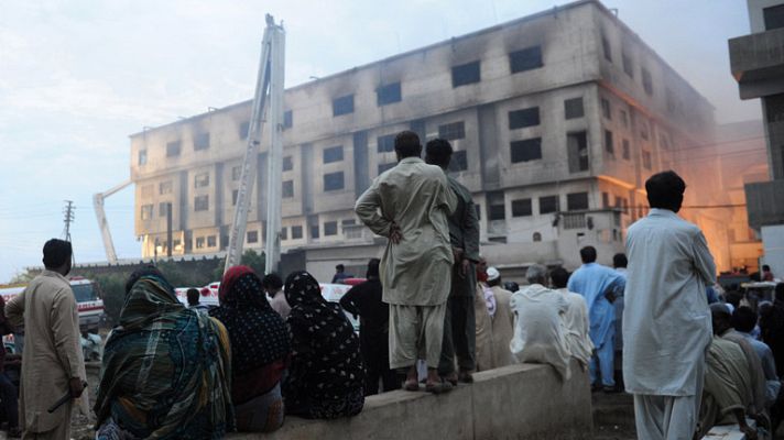 Telediario 1 - Un incendio en una fábrica textil de Pakistán causa un centenar de muertos