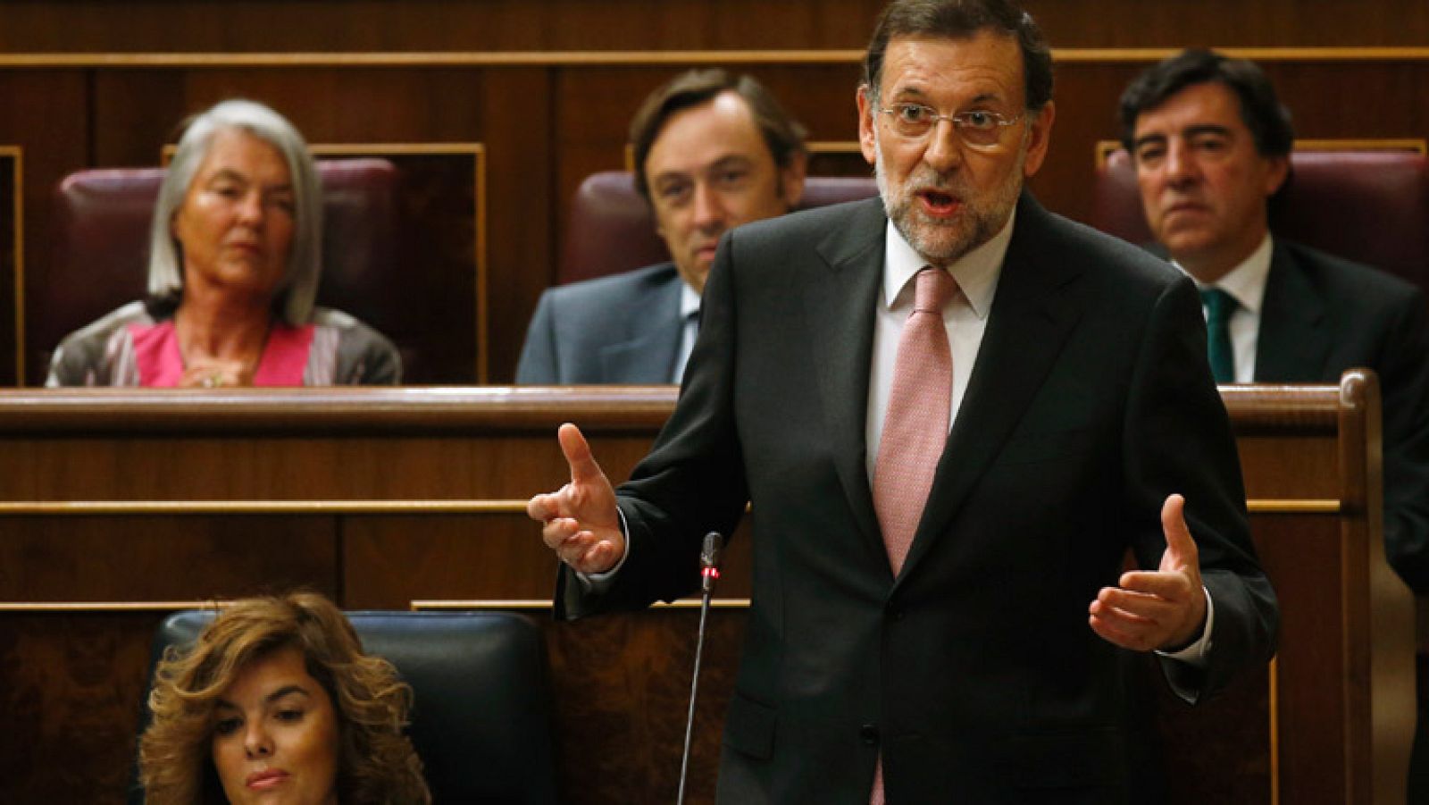 Rifi rafe de Rajoy y Rubalcaba por el posible rescate a España - Informativo 24h | Ver