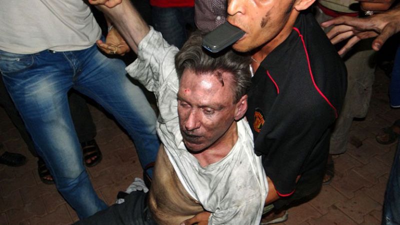 Un ataque de radicales islamistas mata al embajador Christopher Stevens en Bengasi, Libia