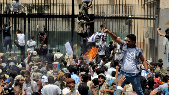 Informativo 24h - Manifestantes asaltan la embajada de EE.UU. en Yemen y son desalojados por la Policía