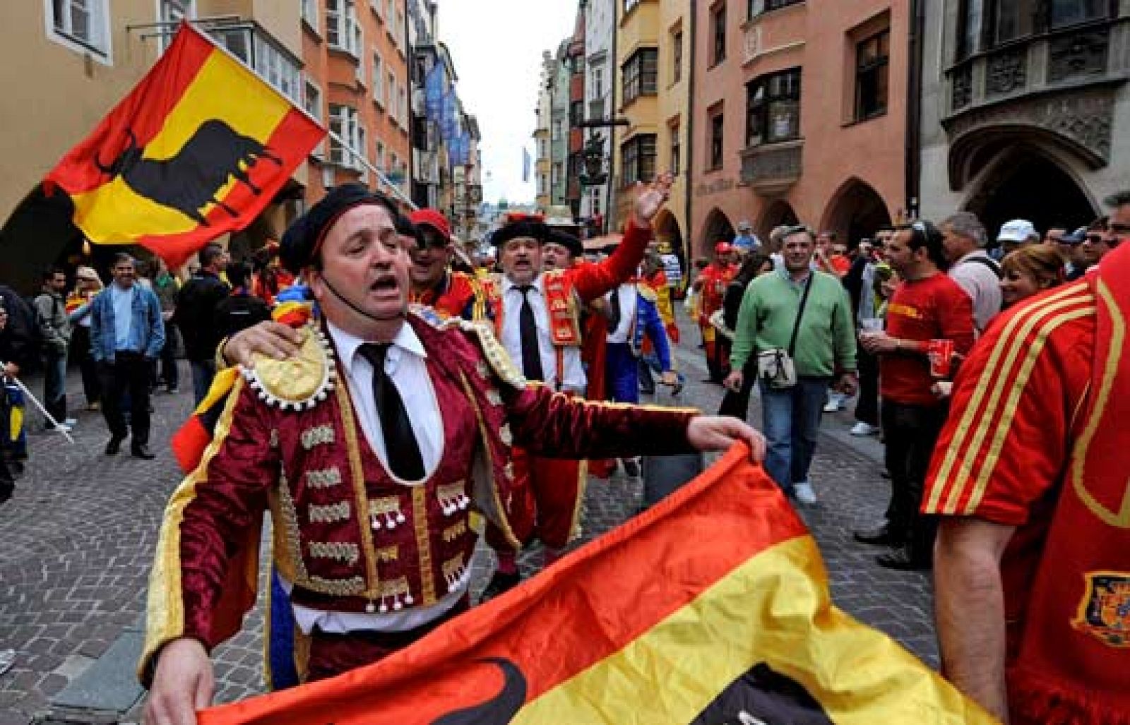 Unos cincuenta aficionados españoles, con banderas y camisetas de España, animaron a los futbolistas de la Selección Nacional.