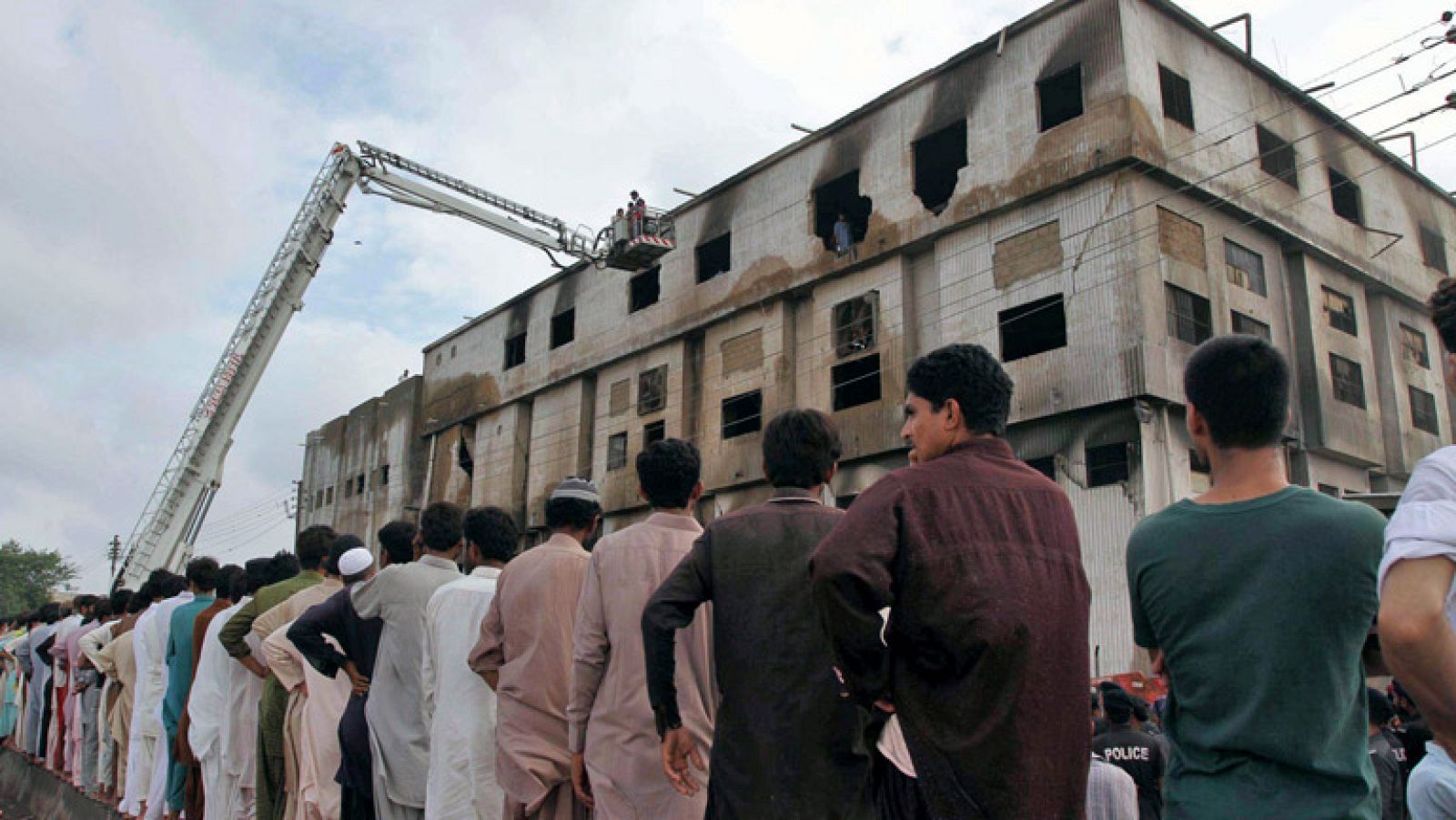 Las fuerzas de seguridad paquistaníes han acusado este jueves formalmente de homicidio a los dueños de la fábrica textil de la sureña ciudad de Karachi en la que murieron cerca de 300 trabajadores en un incendio que es investigado por la justicia.