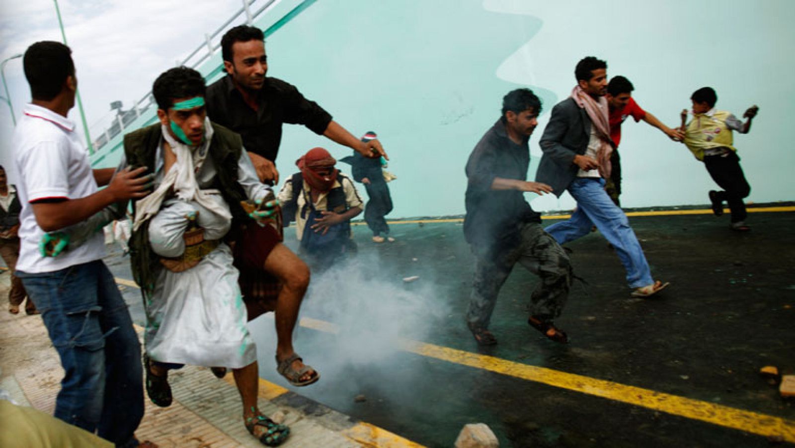 Una persona ha muerto y cinco personas han resultado heridas en el asalto a la embajada estadounidense en Yemen