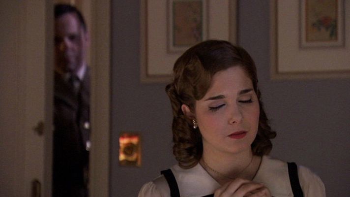 Amar en tiempos revueltos - Cecilia reza por la vida de Alberto