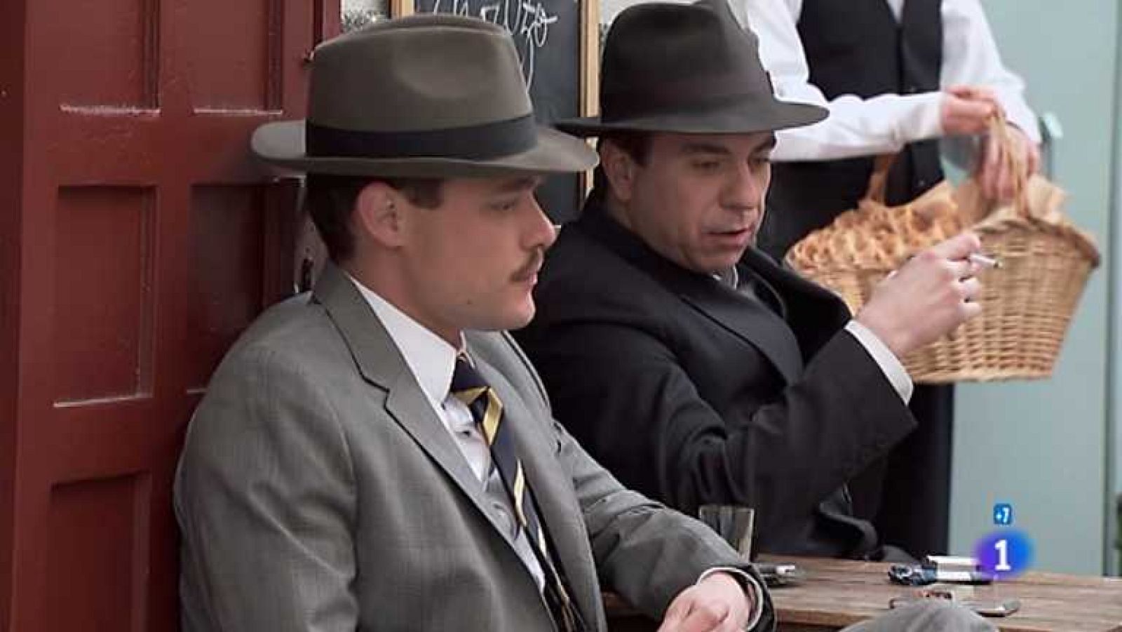 Amar en tiempos revueltos - T7 - Capítulo 212 - Vallejo reconstruye, con la ayuda de Bonilla, todos los pasos que supuestamente realizó Viktor para deshacerse del falso marchante - Ver ahora