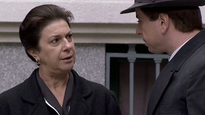 Amar en tiempos revueltos - Felisa le "canta las 40" a Héctor