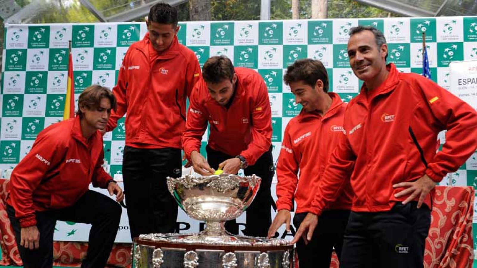 Este viernes comienzan las semifinales de la Copa Davis que jugarán España y Estados Unidos... David Ferrer, que llega en su mejor momento, será el primero en saltar a la pista, y se medirá a Sam Querrey.