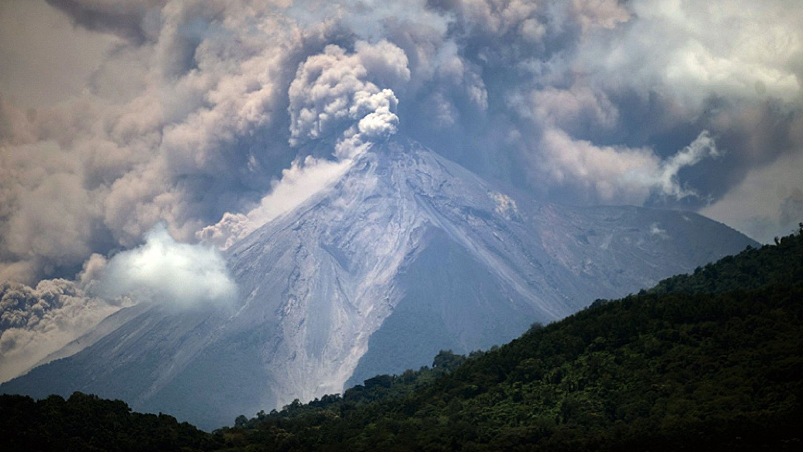 Espectaculares imágenes de la erupción del volcán Fuego en Guatemala. Las enormes columnas de ceniza alcanzan hasta dos kilómetros de altura.