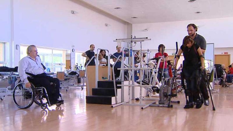 Dejar la silla de ruedas a un lado y volver a caminar