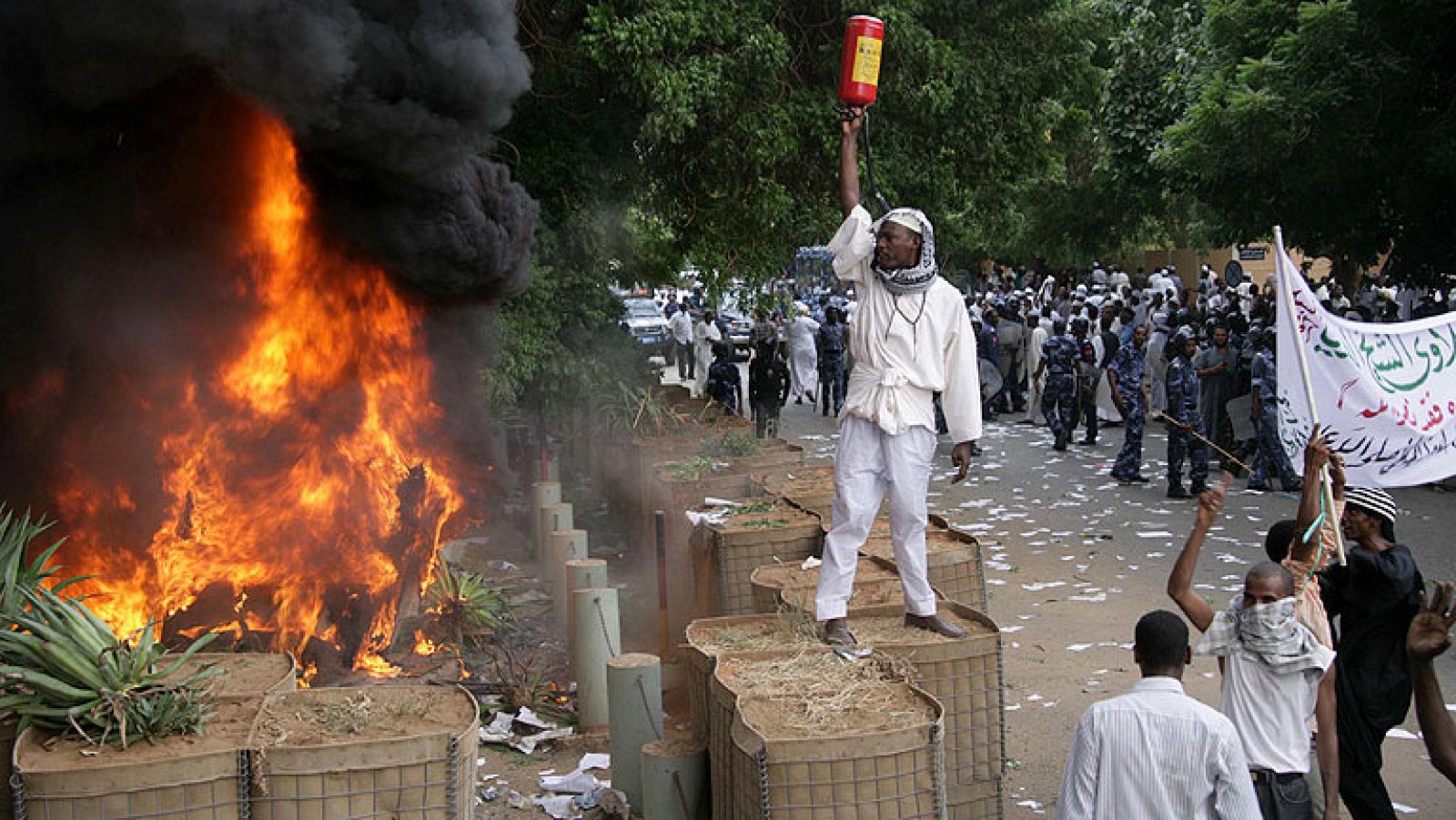 Al menos tres muertos en choques junto a la Embajada de EEUU en Sudán | Ver