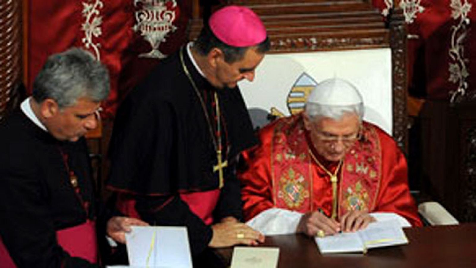 Papa Benedicto XVI pide la paz en Oriente Medio en su primera visita a Líbano | Ver