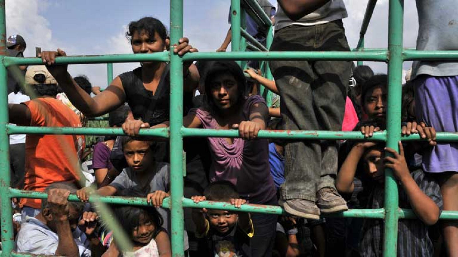 Los desplazados por el volcán Fuego tratan de volver a sus casas