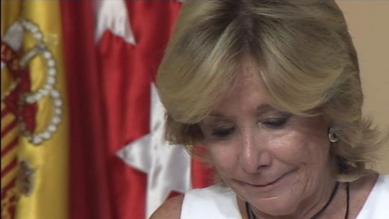 Aguirre se emociona al anunciar la "dura decisión" de dimitir como presidenta de la Comunidad de Madrid