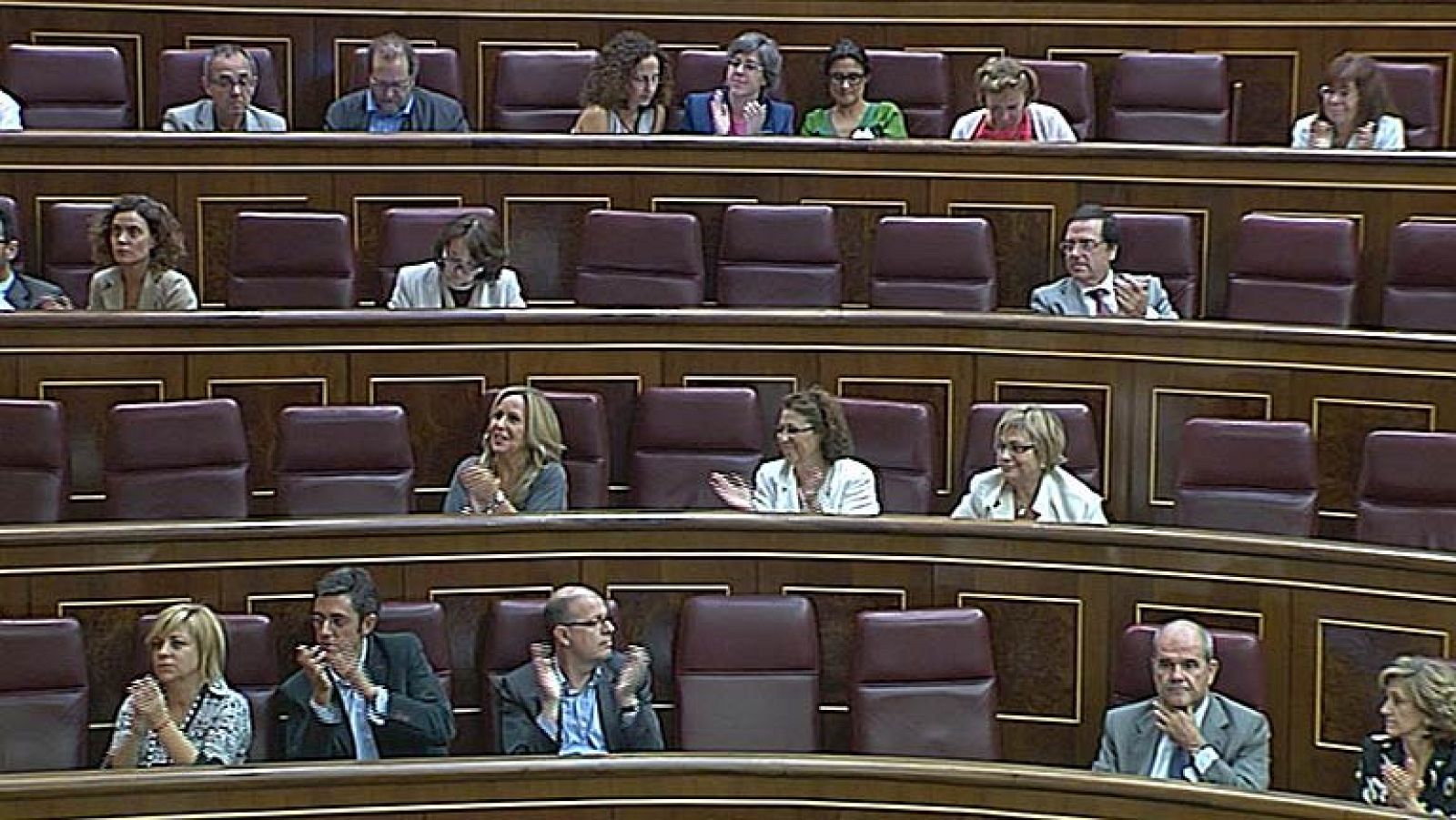 El Congreso aplaude a Carrillo durante el pleno