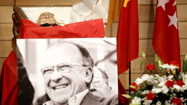  - Los restos mortales de Carrillo llegan a la capilla ardiente y son recibidos con aplausos