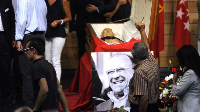 Miles de personas se despiden de Santiago Carrillo