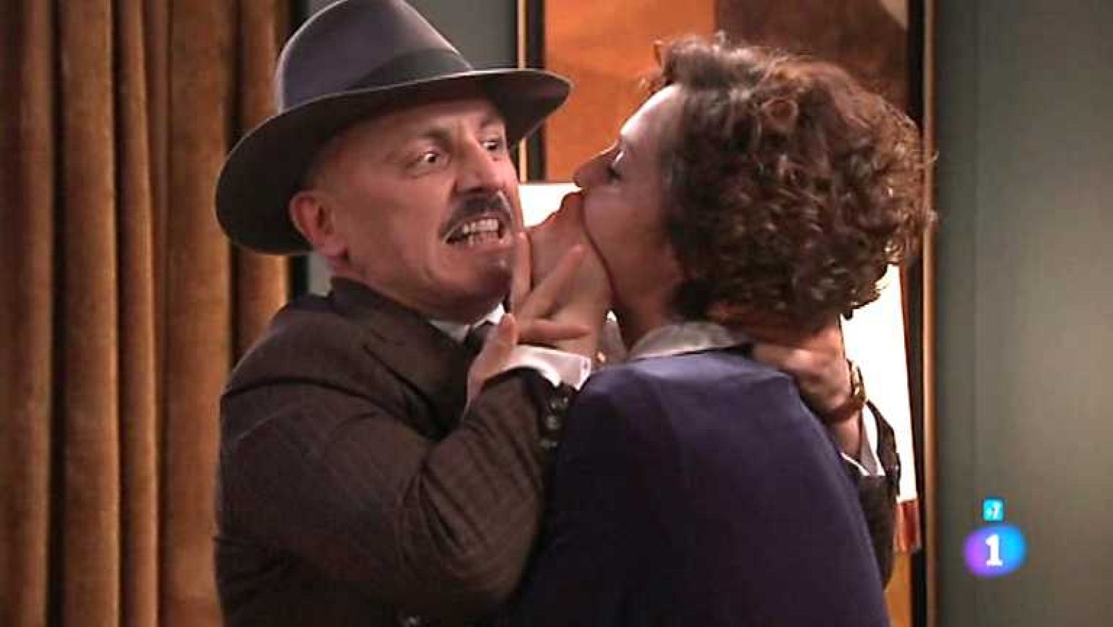 Amar en tiempos revueltos - T7 - Capítulo 216 - Armenteros acusa a Angélica de haber estado espiándolo - Ver ahora