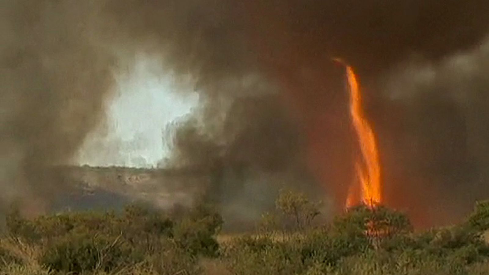 Impactantes imágenes de un tornado de fuego de 30 metros en Australia