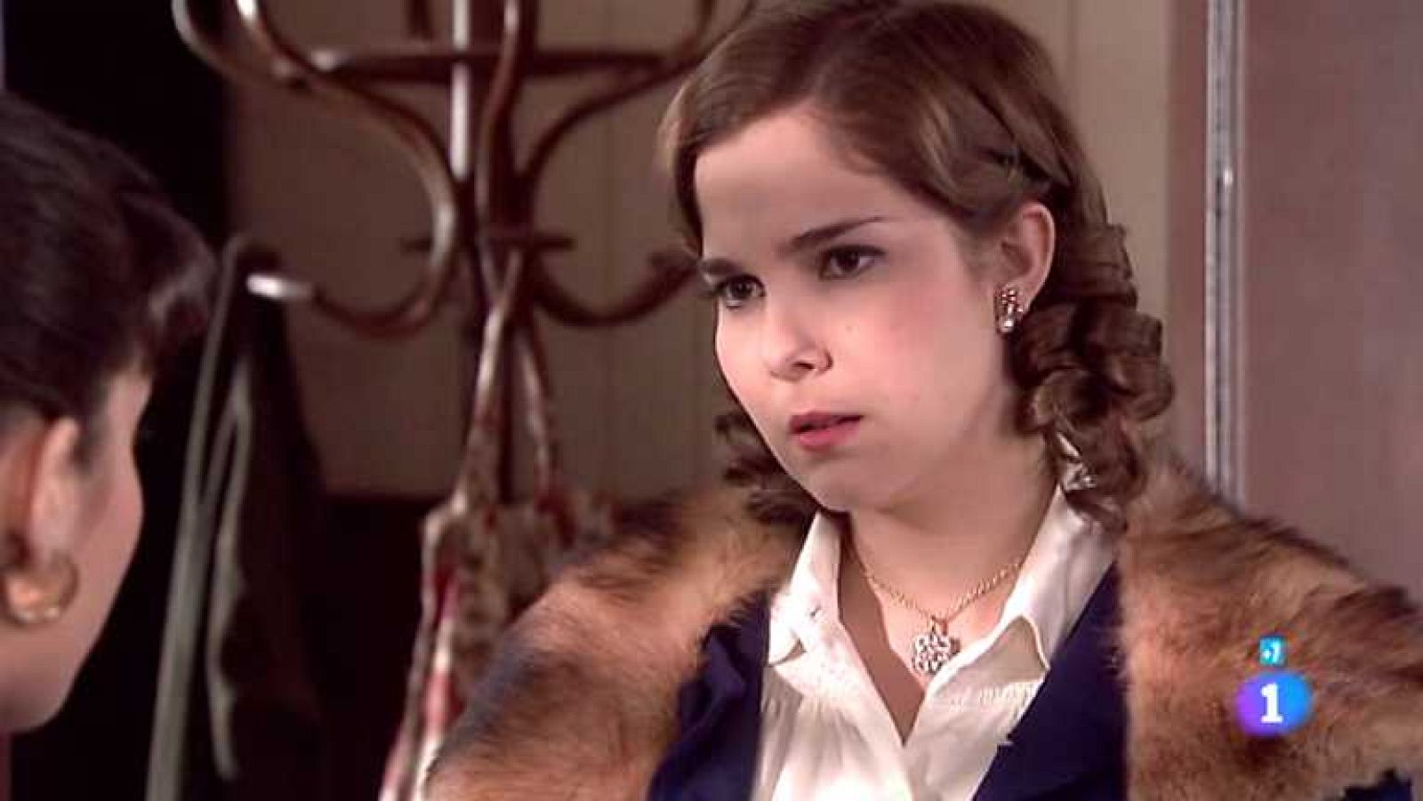 Amar en tiempos revueltos - T7 - Capítulo 217 - Cecilia no consigue recordar de qué conoce a Matilde - Ver ahora