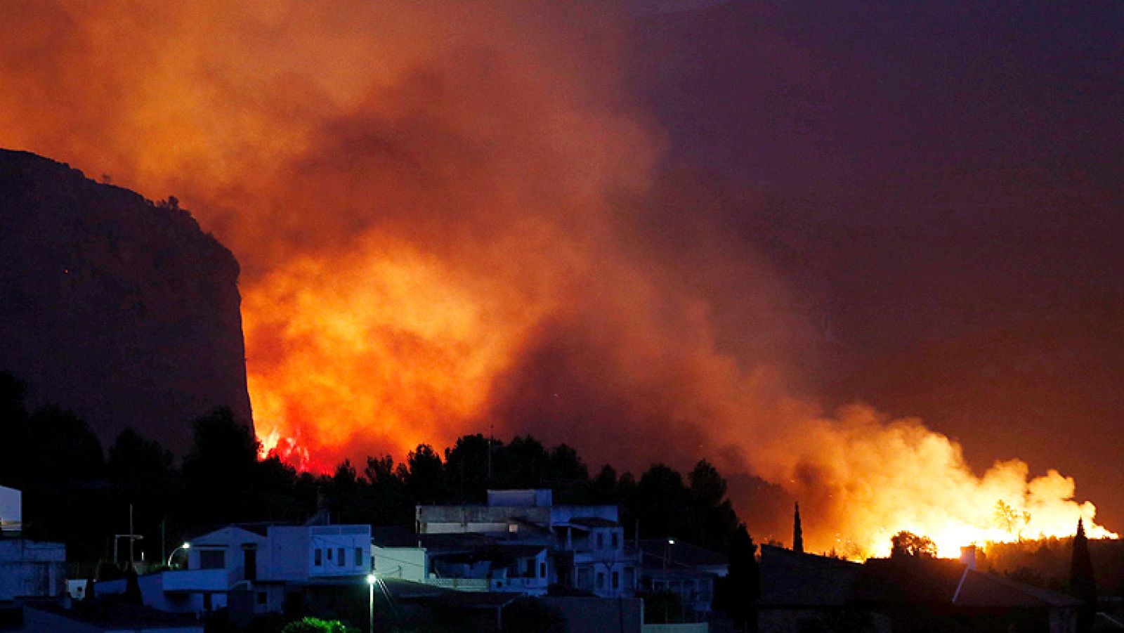 Ya son 1.500 los vecinos desalojados en la zona afectada por el incendio de Chulilla (Valencia) - Informativo 24h | Ver