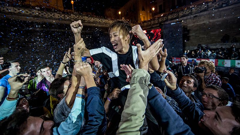 El japonés Kotaro Kotuda se ha proclamado vencedor del Mundial de acrobacias con balón celebrado en Italia en el que Cannavaro e Inzaghi ejercieron de jueces.