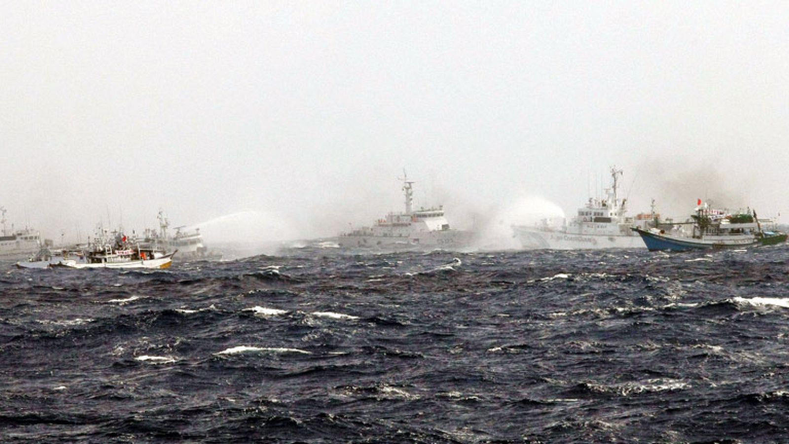 Docenas de barcos de Taiwan entran en aguas de las islas disputadas entre Japón y China