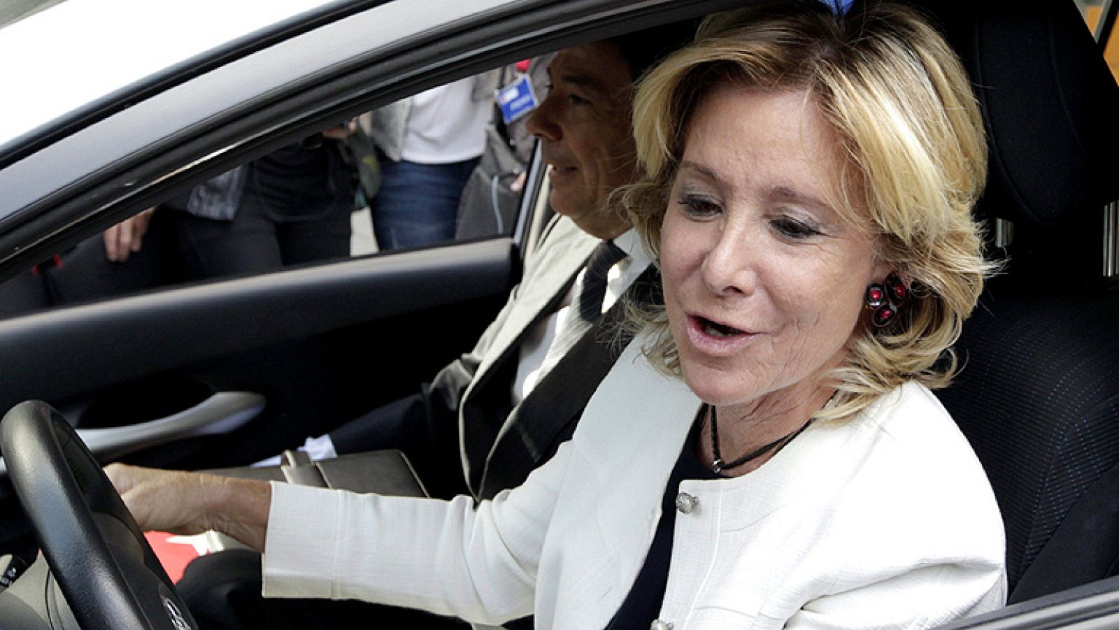 González se emociona agradeciendo su "servicio  constante" a Aguirre - Informativo 24h | Ver