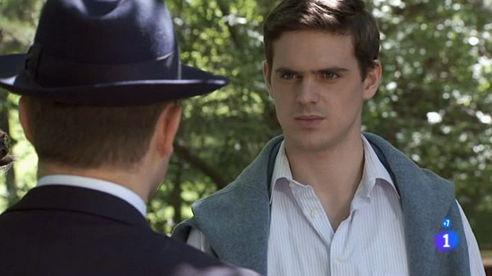 Amar en tiempos revueltos - Carlos Robledo reaparece