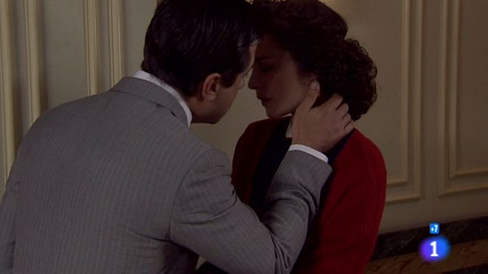 Amar en tiempos revueltos - Emilio se sobrepasa con Asun