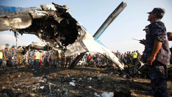 Telediario 1 - Diecinueve muertos al incendiarse un avión nada más despegar en Nepal